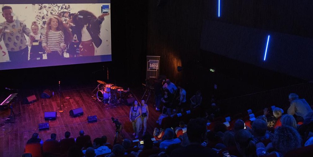 Scène de spectacle avec écran de projection