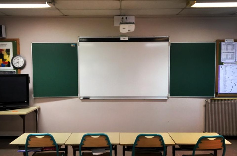 Salle de classe équipée d’un tableau interactif