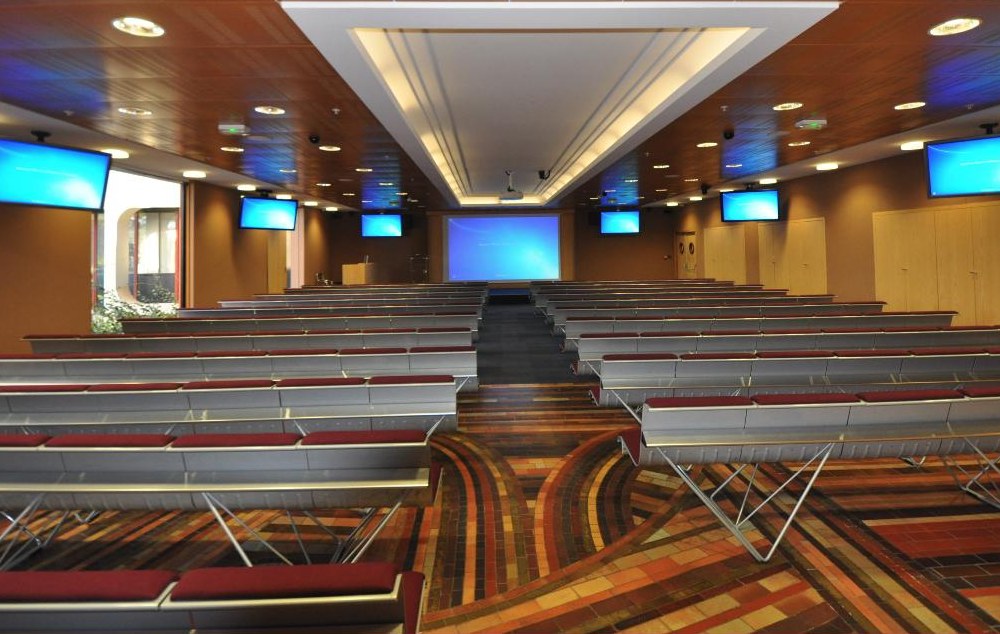Auditorium équipé d’écrans et d’un grand écran de projection